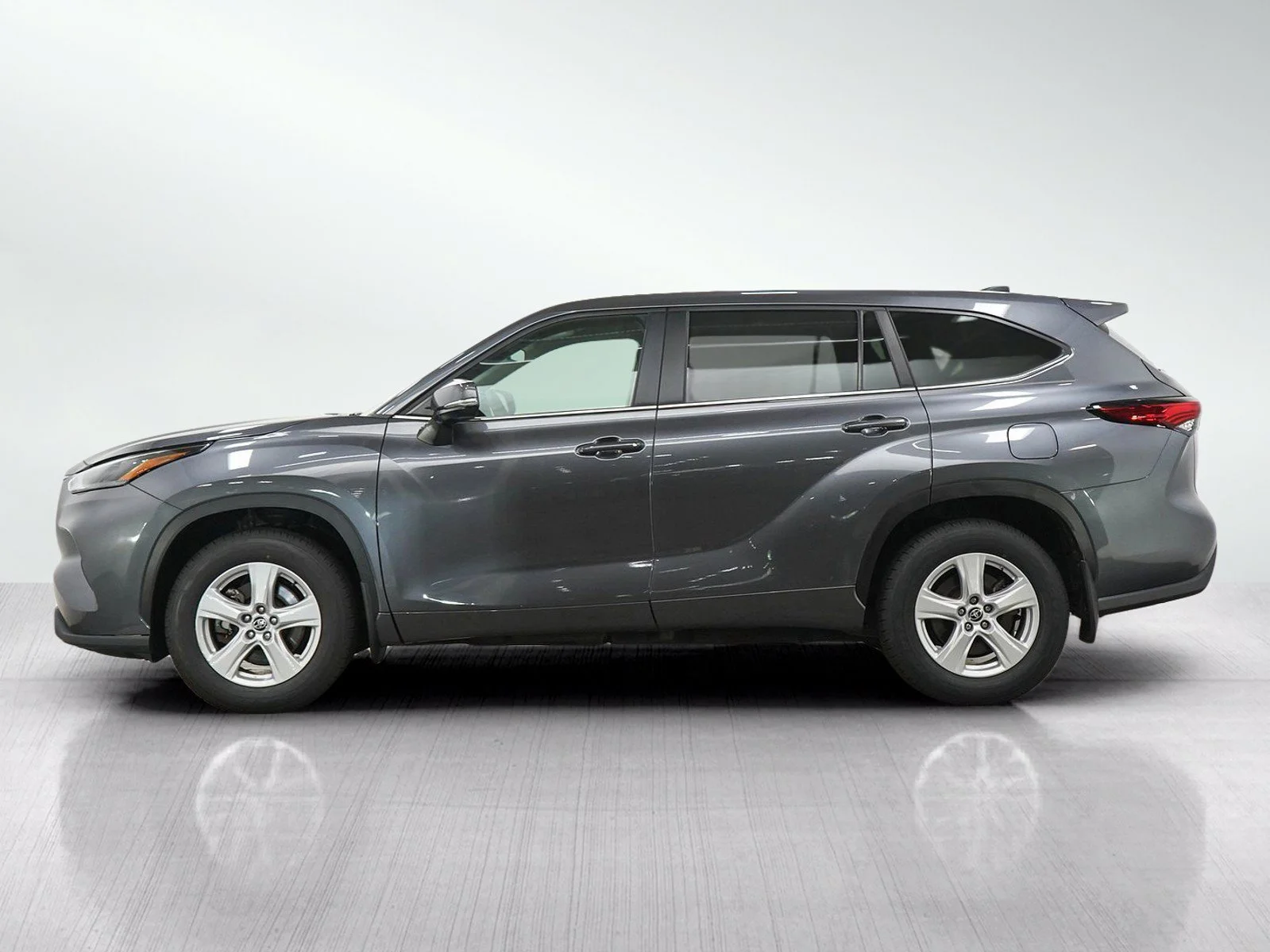 Used 2023 Toyota Highlander L with VIN 5TDKDRBHXPS046916 for sale in Burnsville, Minnesota