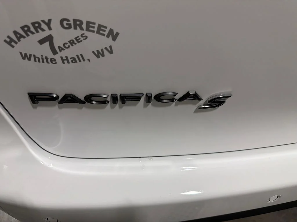 New 2027 Bright White Clear-Coat Exterior Paint Chrysler Limited image 8