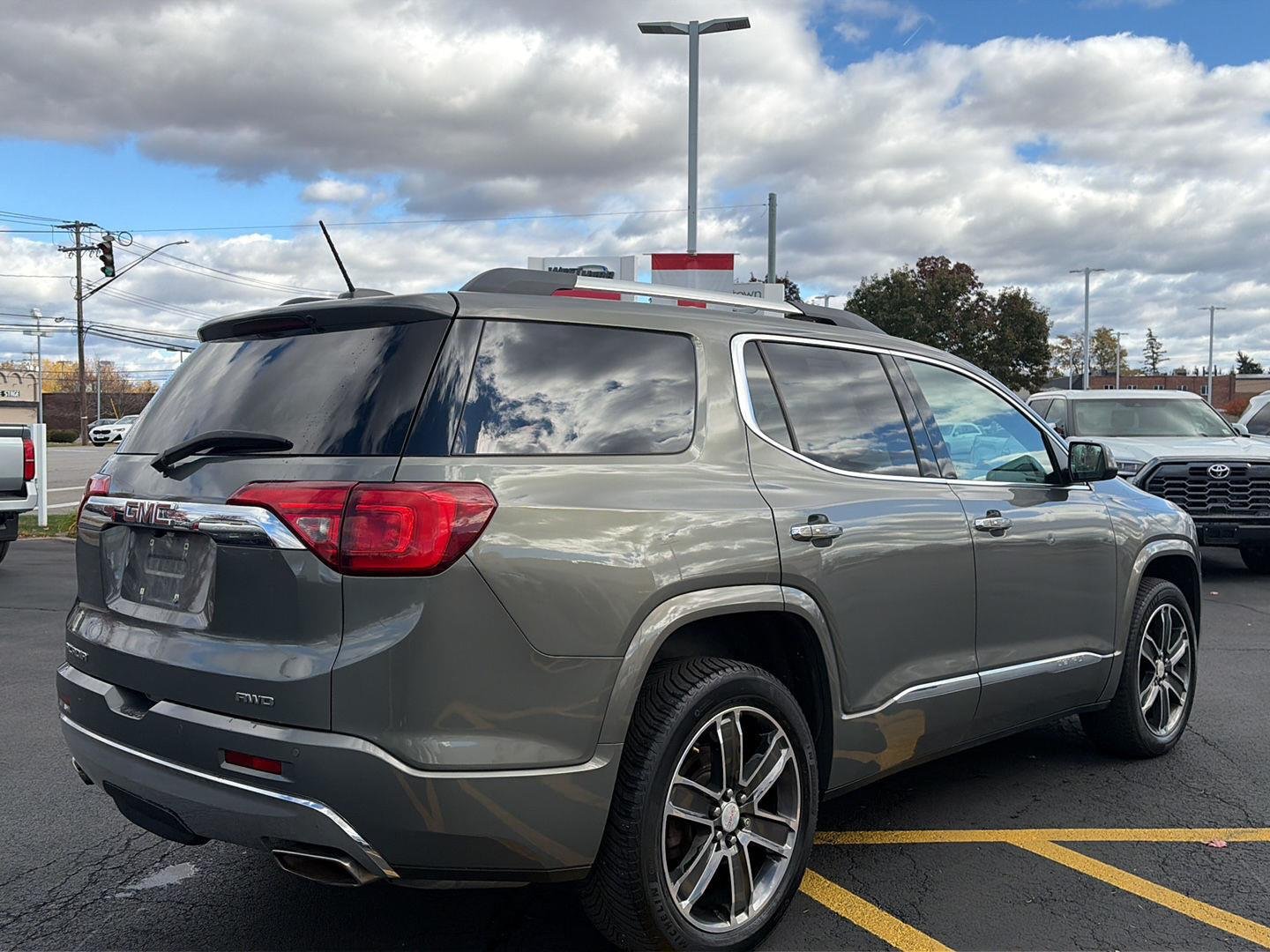 Used 2018 Mineral Metallic GMC Denali image 3
