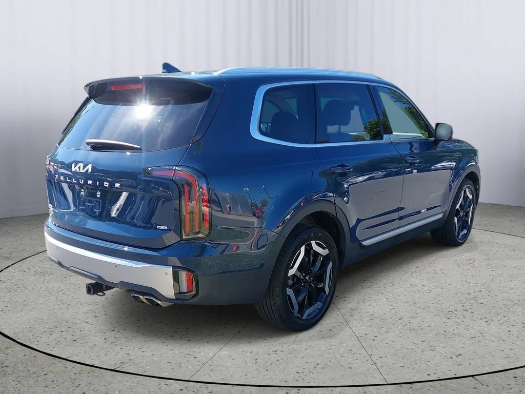 Used 2023 Black Kia EX image 3