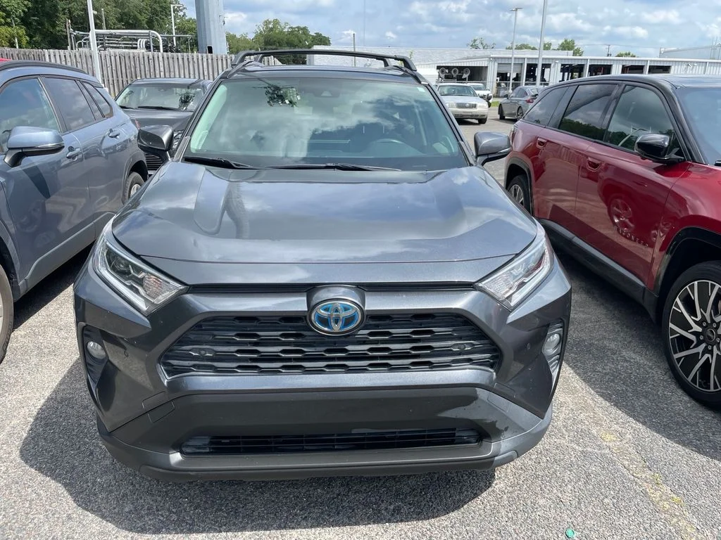 Used 2021 Gray Toyota XLE Premium image 3