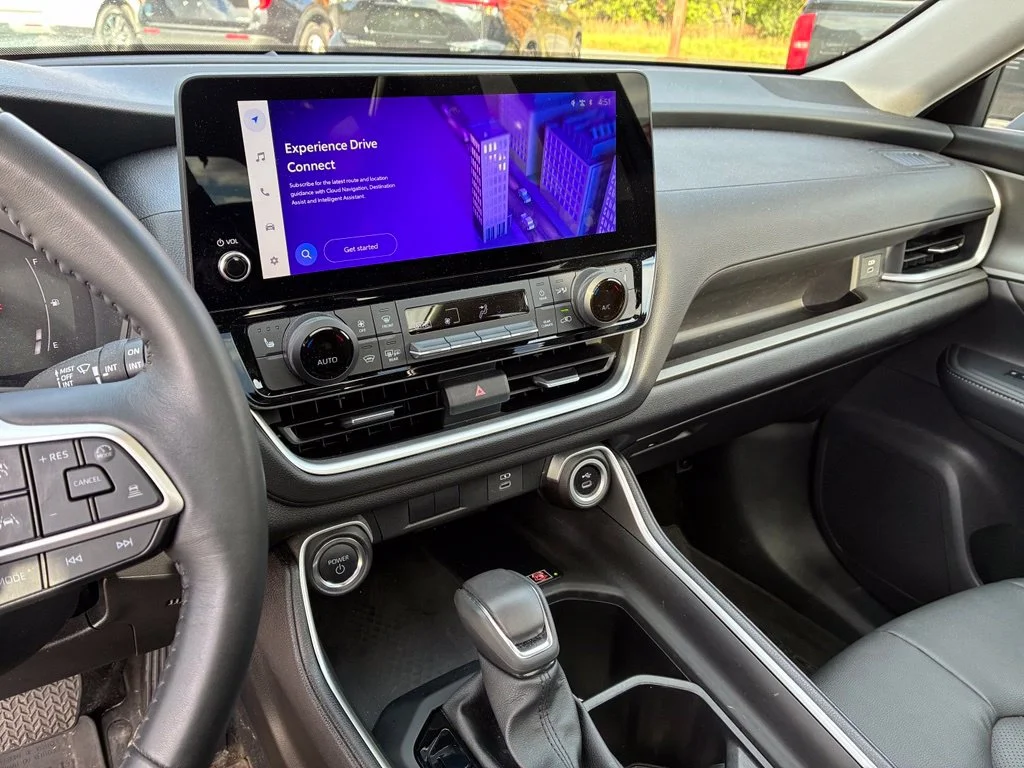 Used 2025  Toyota XLE image 11