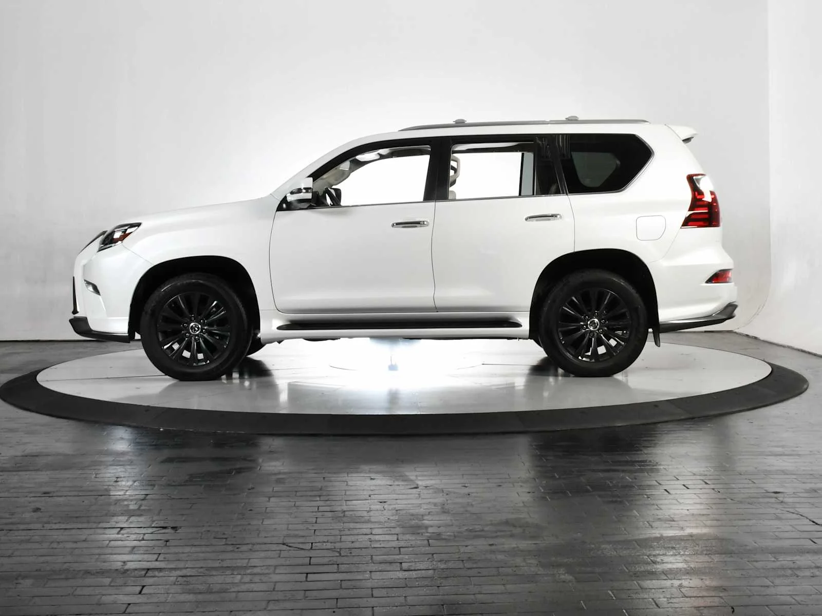 Used 2022 Starfire Pearl Lexus Luxury image 2