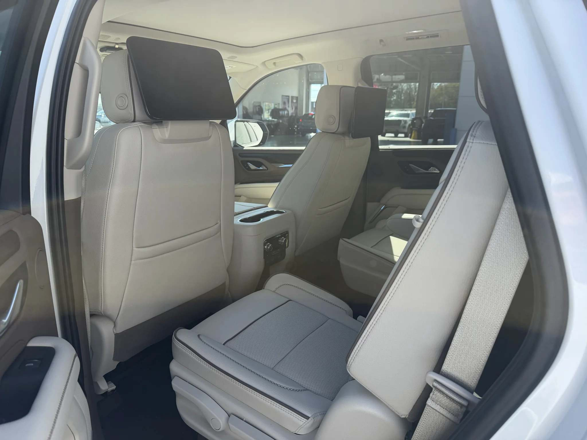 Used 2024 White Frost Tricoat GMC Denali image 6