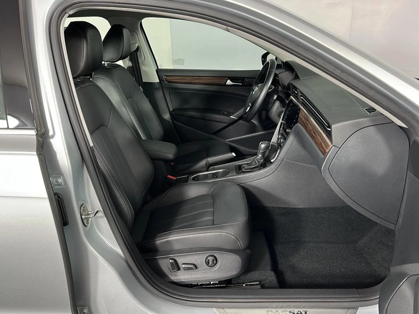 Used 2020 Platinum Gray Metallic Volkswagen 2.0T SEL image 29