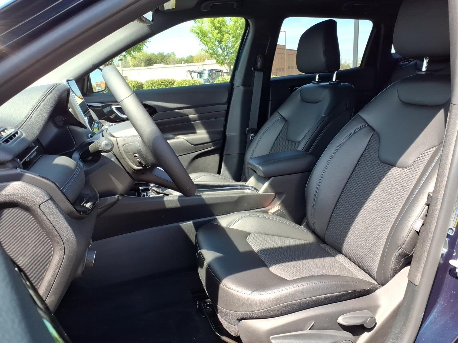 New 2026 Fathom Blue Pearl-Coat Exterior Paint Jeep Latitude Altitude image 18