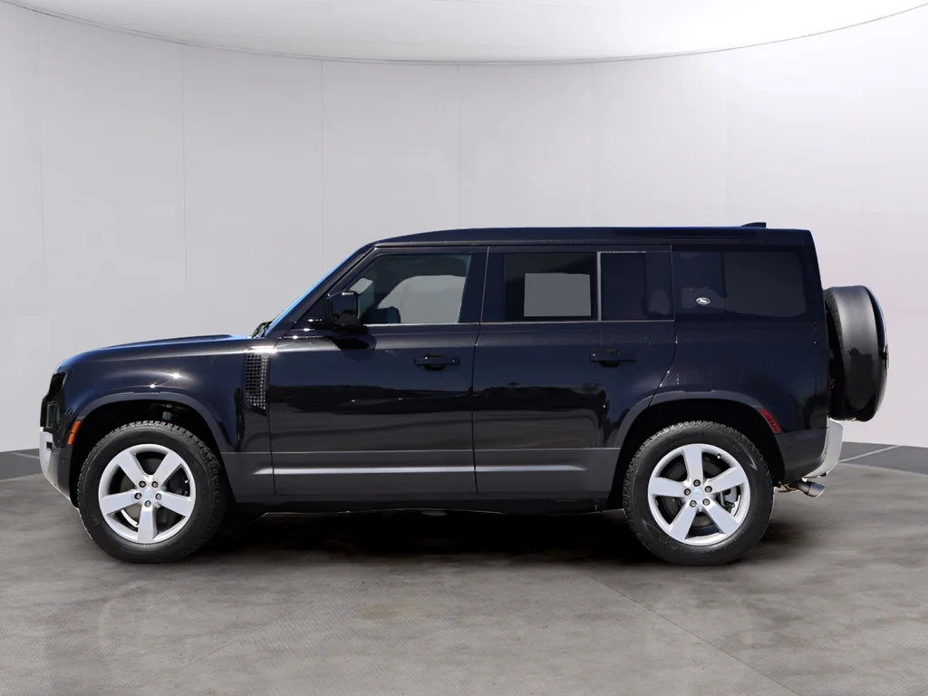Certified Used 2024 Santorini Black Metallic Land Rover SE image 4
