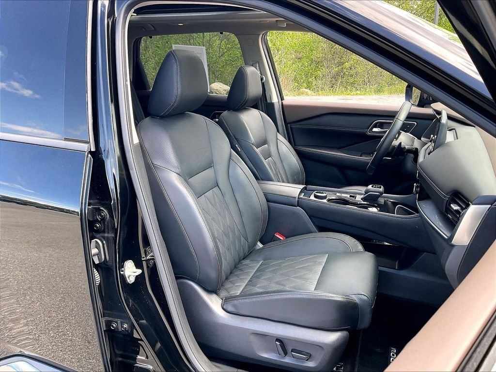 Used 2023 Super Black Nissan Platinum image 10