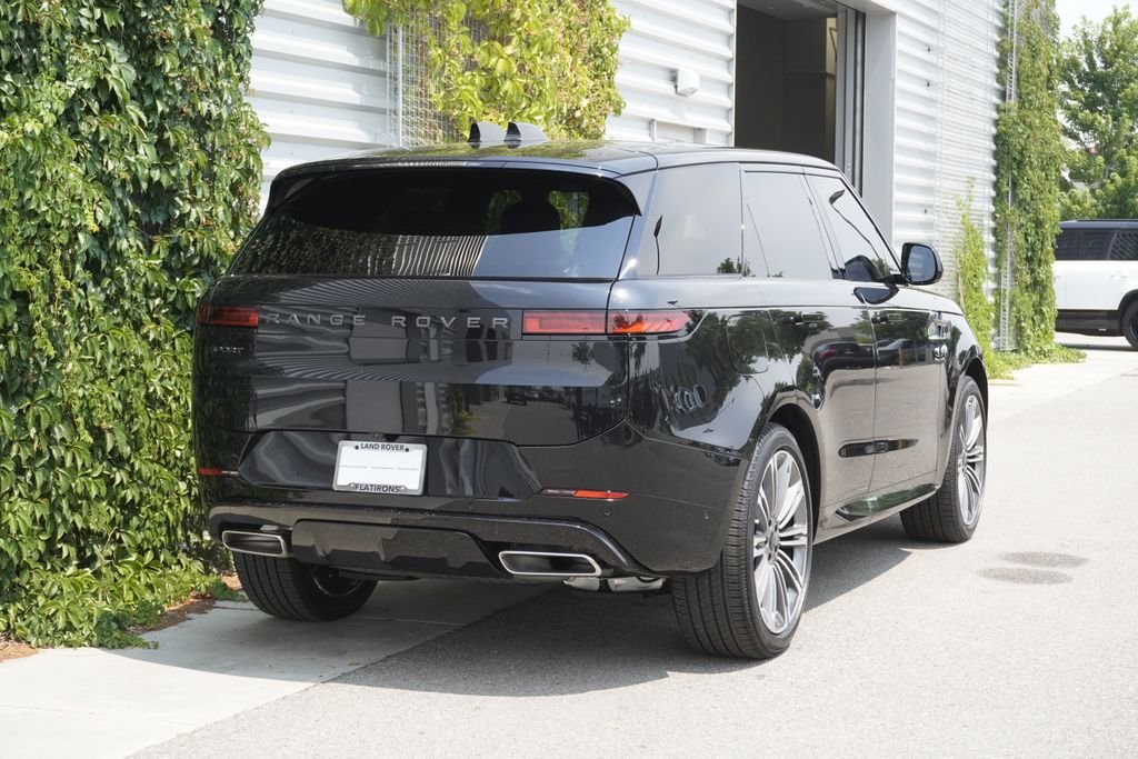 New 2026 Santorini Black Land Rover Dynamic SE image 2