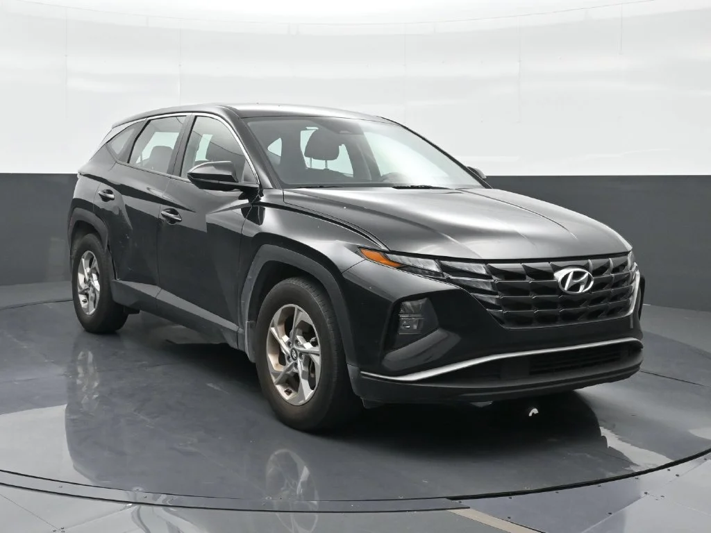 Used 2024 Black Hyundai SE image 4