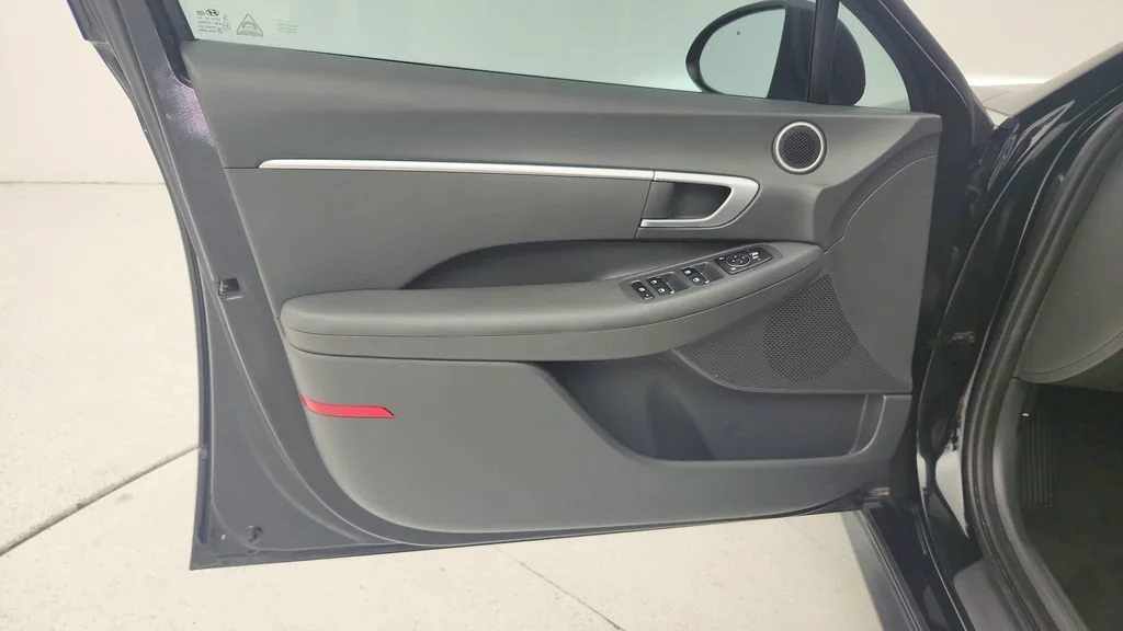 Used 2021 Black Hyundai SE image 21