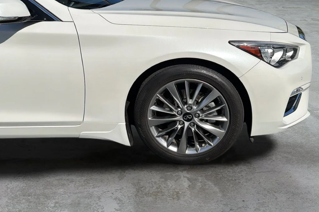 Used 2023 White INFINITI LUXE image 33