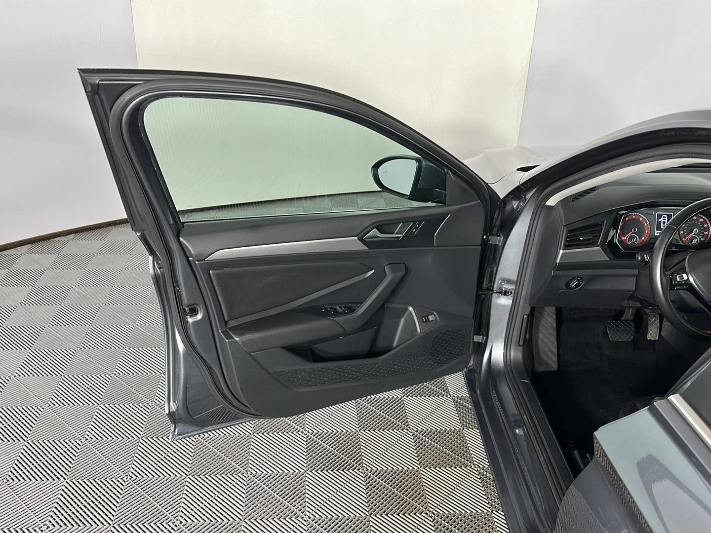 Used 2019 Platinum Gray Metallic Volkswagen SE image 17