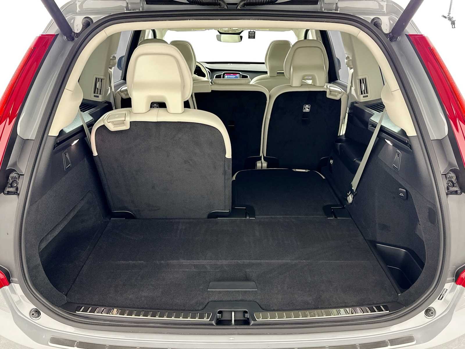 Certified Used 2025 Vapour Grey Volvo Plus image 22