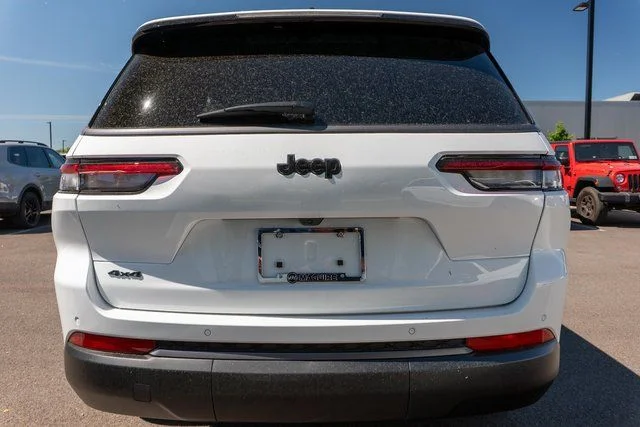 New 2026 Bright White Clear-Coat Exterior Paint Jeep Laredo image 6