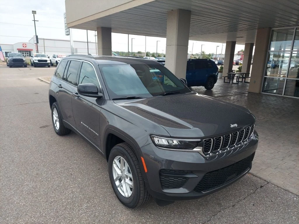 Grand Cherokee | Midway Motors Hutchinson CDJR