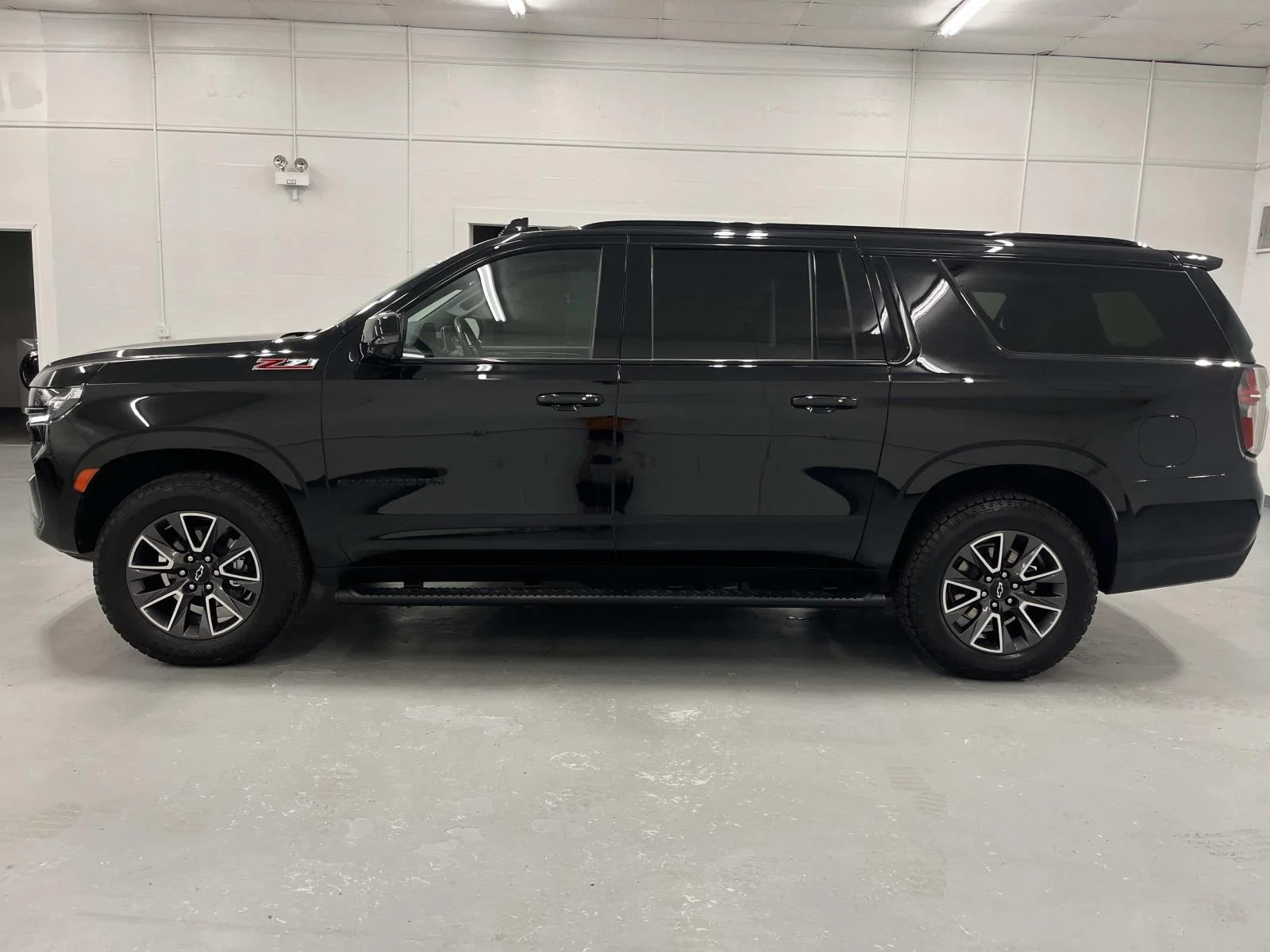 Used 2023 BLACK Chevrolet Z71 image 5