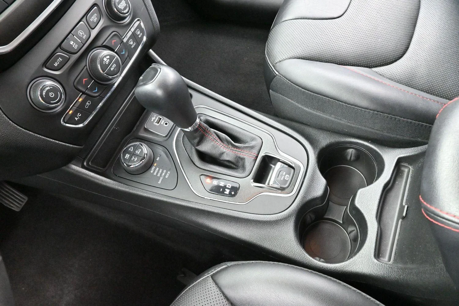 Used 2022 Bright White Clearcoat Jeep Trailhawk image 27