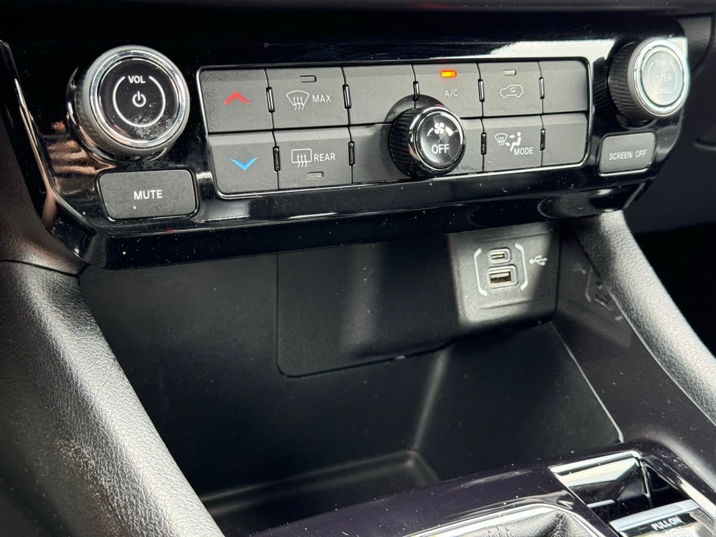 Used 2025 Black Jeep Latitude image 33