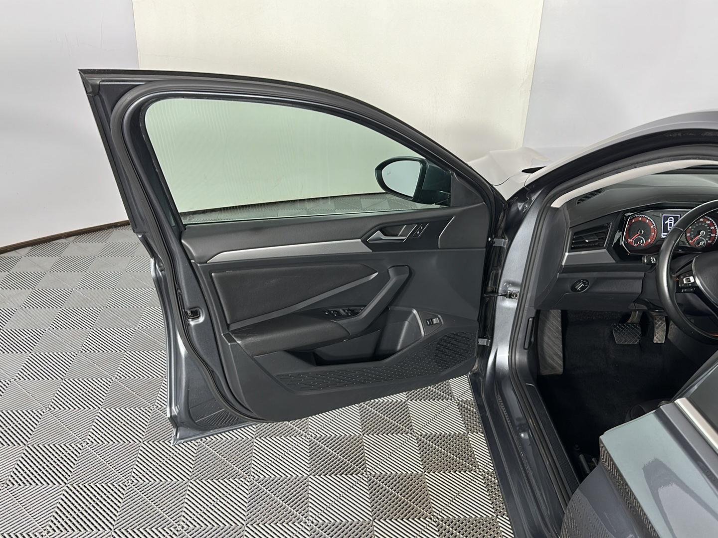 Used 2019 Platinum Gray Metallic Volkswagen SE image 17