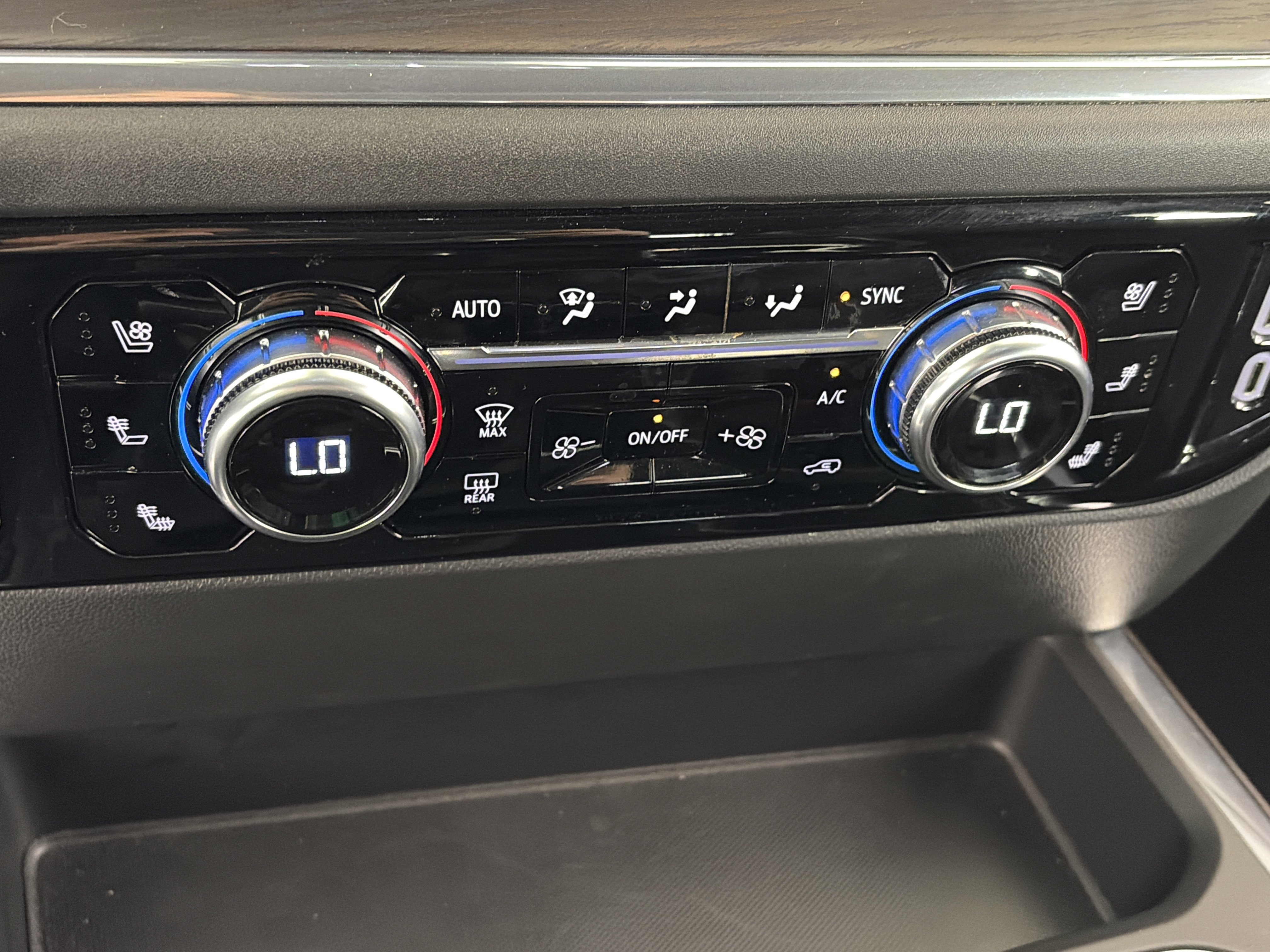 2024 GMC Sierra 1500 SLT - Photo 26