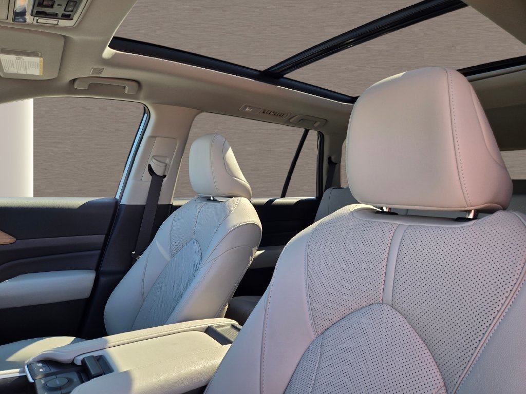Used 2025  Toyota Limited image 26