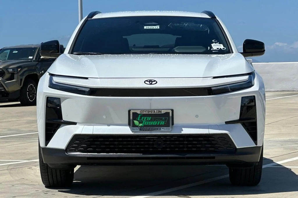 New 2026 Wind Chill Pearl <sup>1</sup> Toyota  SE image 9