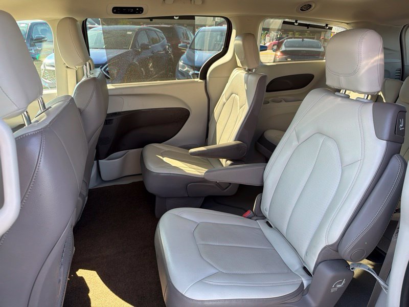 Used 2019 Red Chrysler Touring L image 12