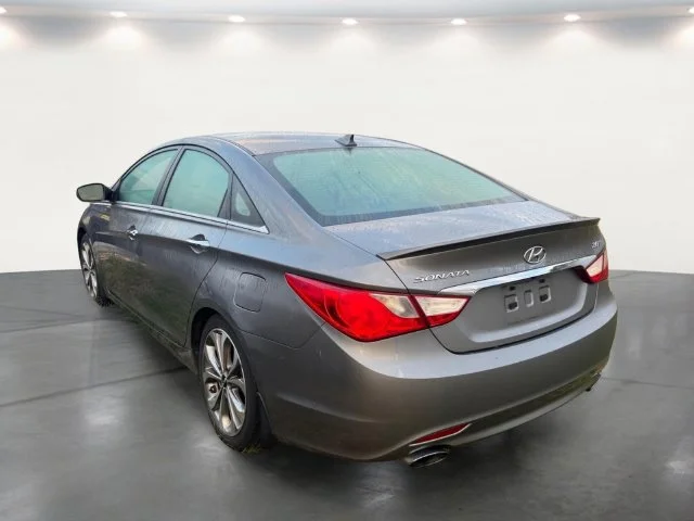 Used 2013 Gray Hyundai SE image 18