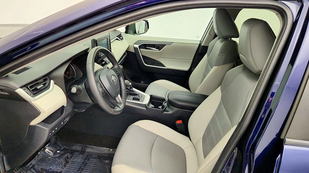Used 2019 Blueprint Toyota XLE Premium AWD w/ Cold Weather Pkg image 13