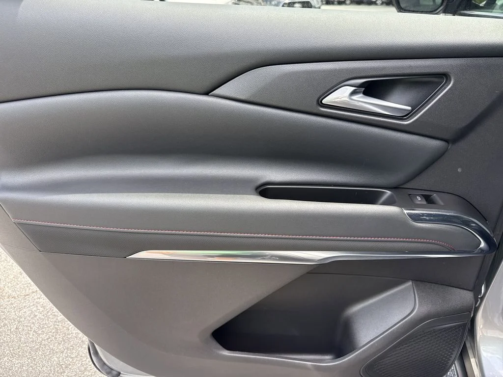 Used 2025 Gray Chevrolet Z71 image 21