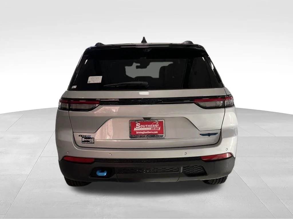 New 2024 Silver Zynith Exterior Paint Jeep Trailhawk 4xe image 7