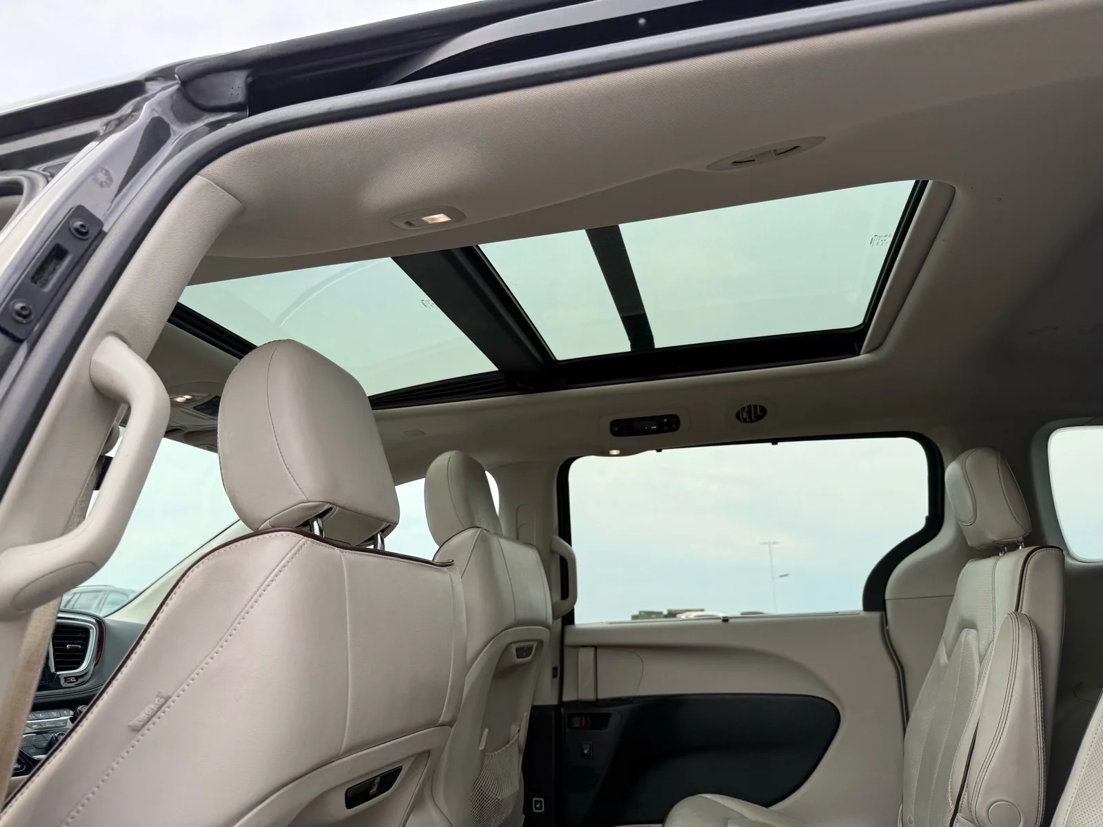 Used 2020  Chrysler Limited image 15