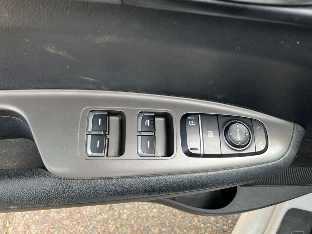 Used 2019 White Kia LX image 10
