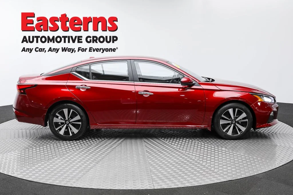 Used 2022 Red Nissan 2.5 SV image 4