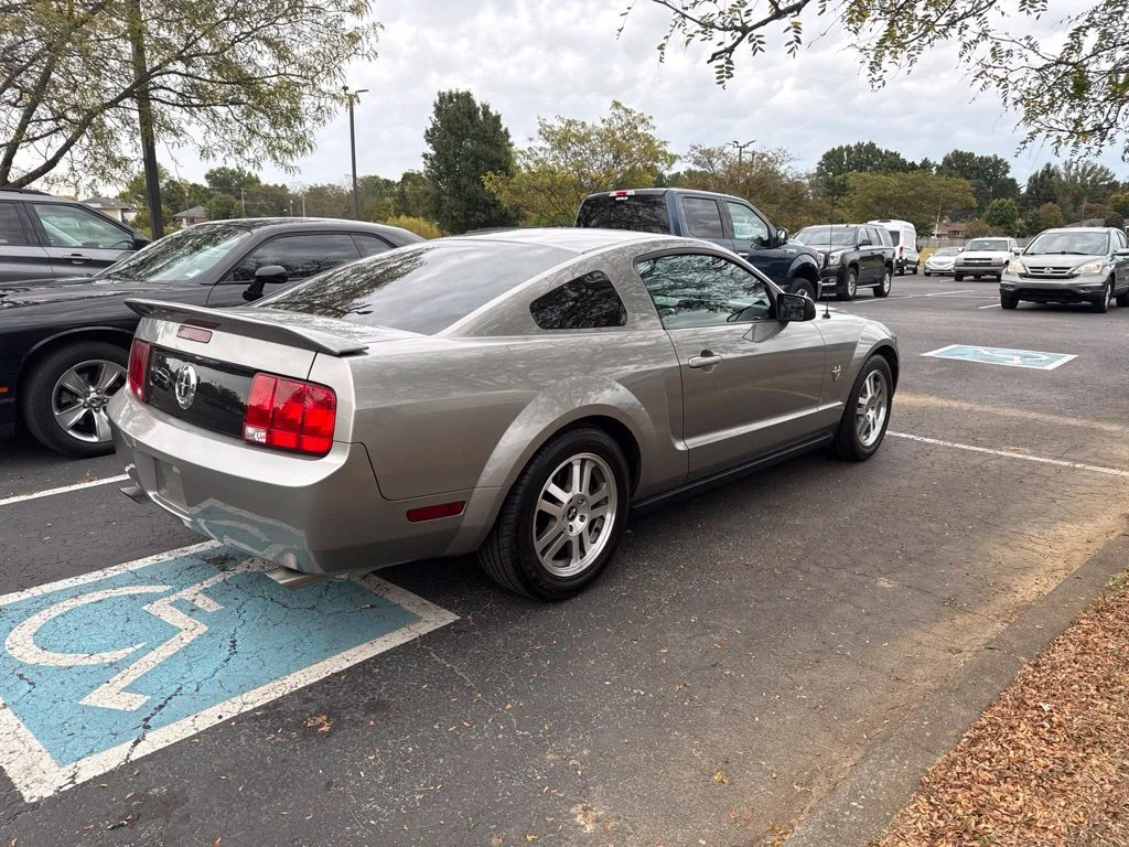 Used 2009 Gray Ford V6 image 4