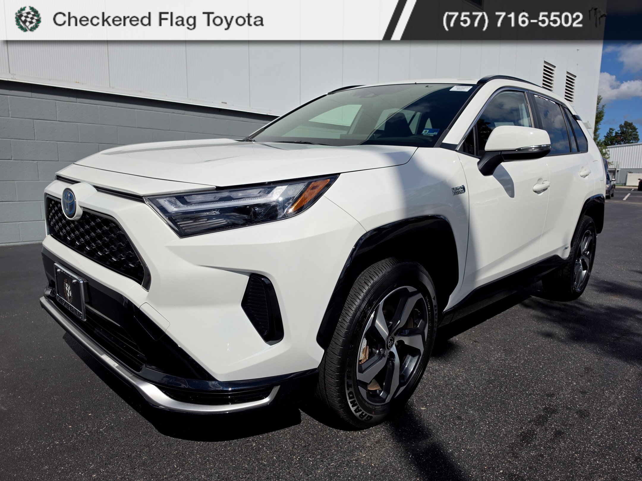 Used 2024 Ice Cap Toyota SE image 1
