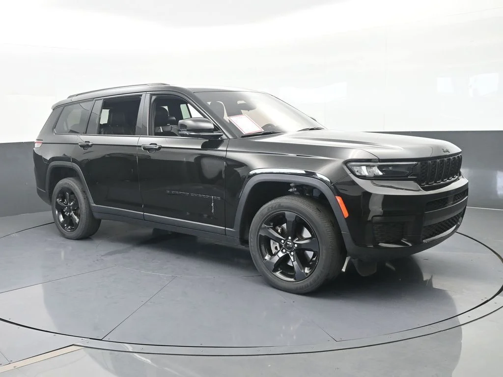 Used 2023 Diamond Black Crystal Pearlcoat Jeep Altitude image 7
