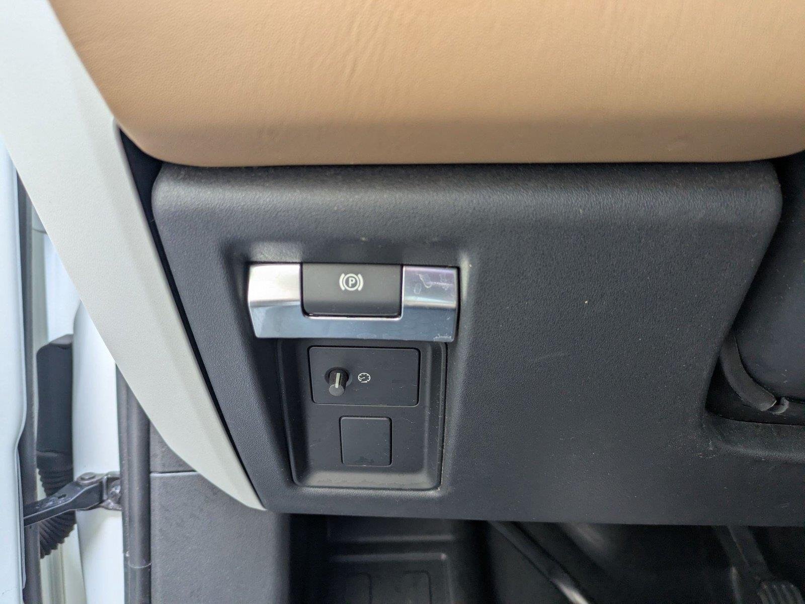 Used 2025 Fuji White Land Rover X-Dynamic SE image 16