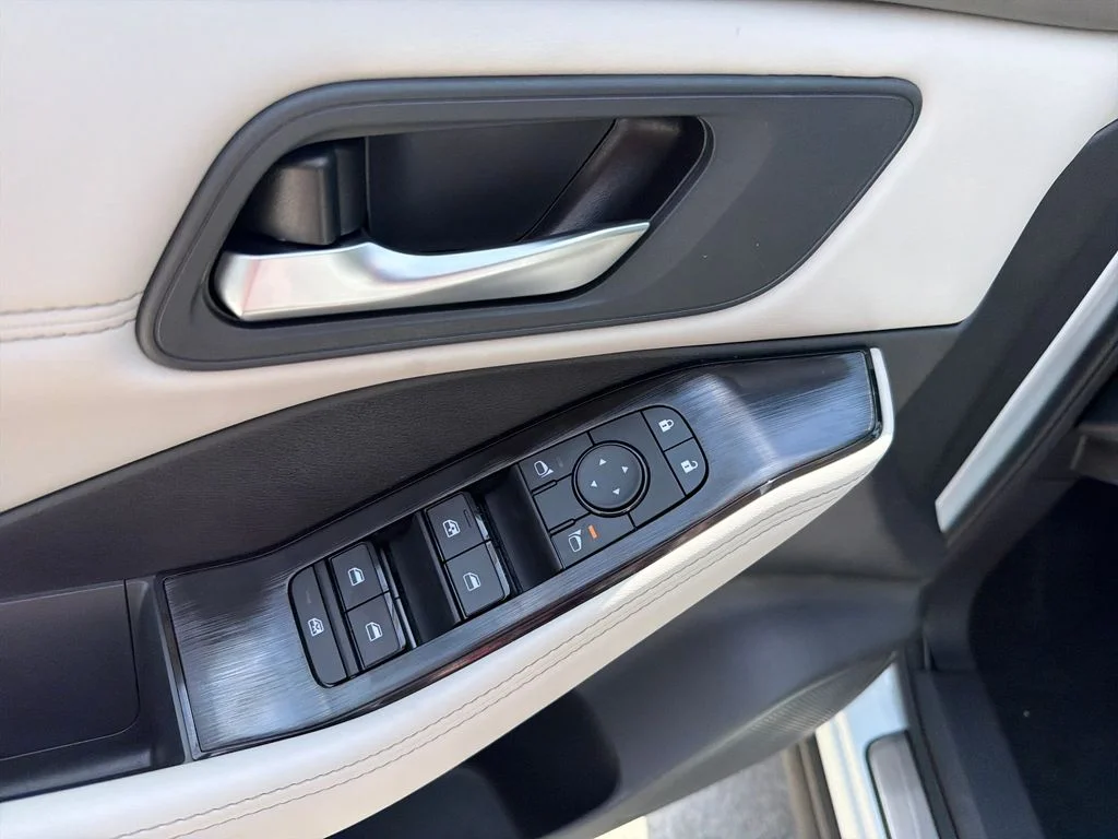 New 2026 Everest White Pearl TriCoat Nissan Dark Armor™ image 19