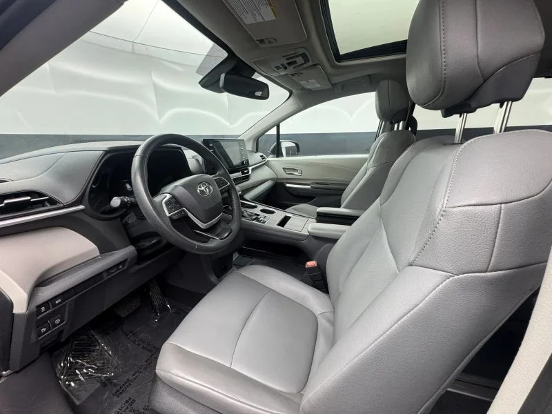 Used 2023  Toyota XLE Minivan 4D image 11