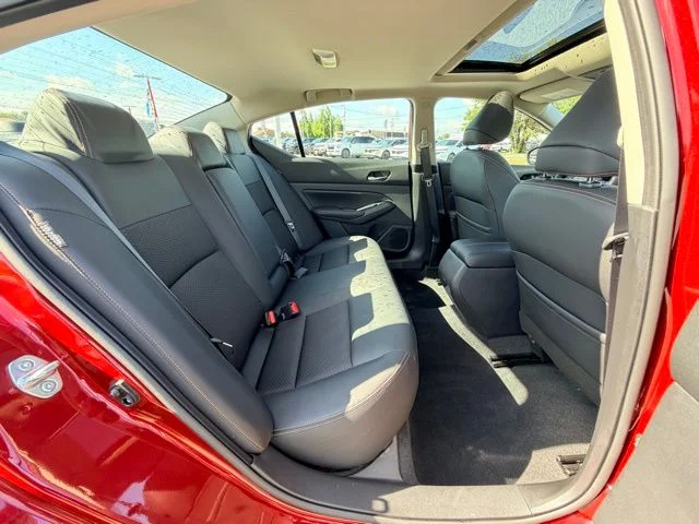 Used 2021 Scarlet Nissan 2.5 SR image 24