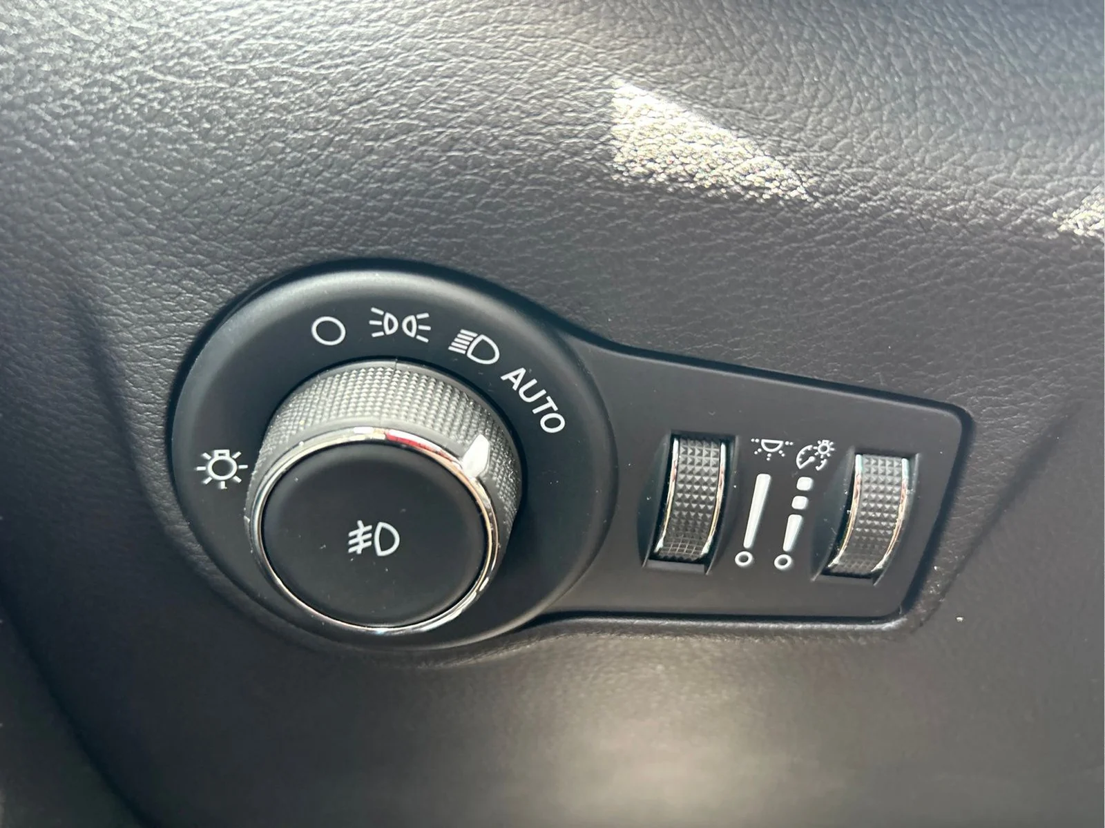 Used 2022 Crystal Metallic Jeep Limited image 25