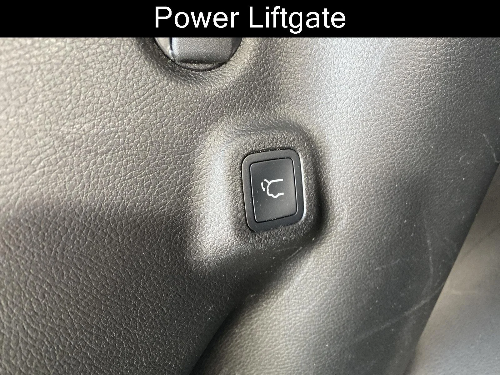 Used 2022 Diamond Black Crystal Pearlcoat Jeep Latitude image 17