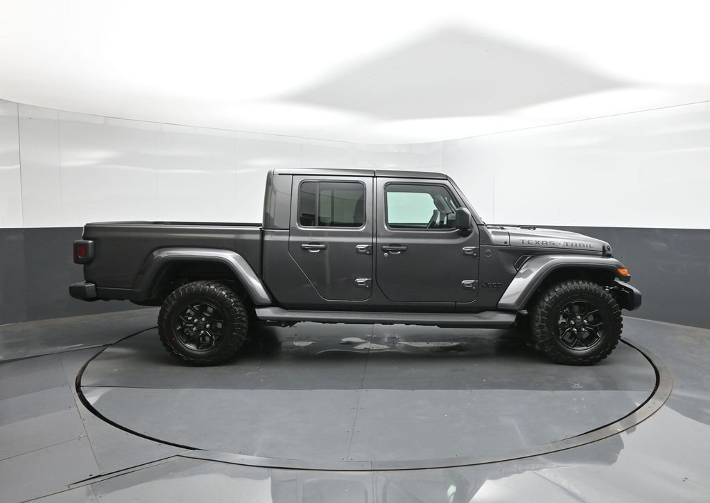 New 2026 Granite Crystal Metallic Clearcoat Jeep Texas Trail image 11