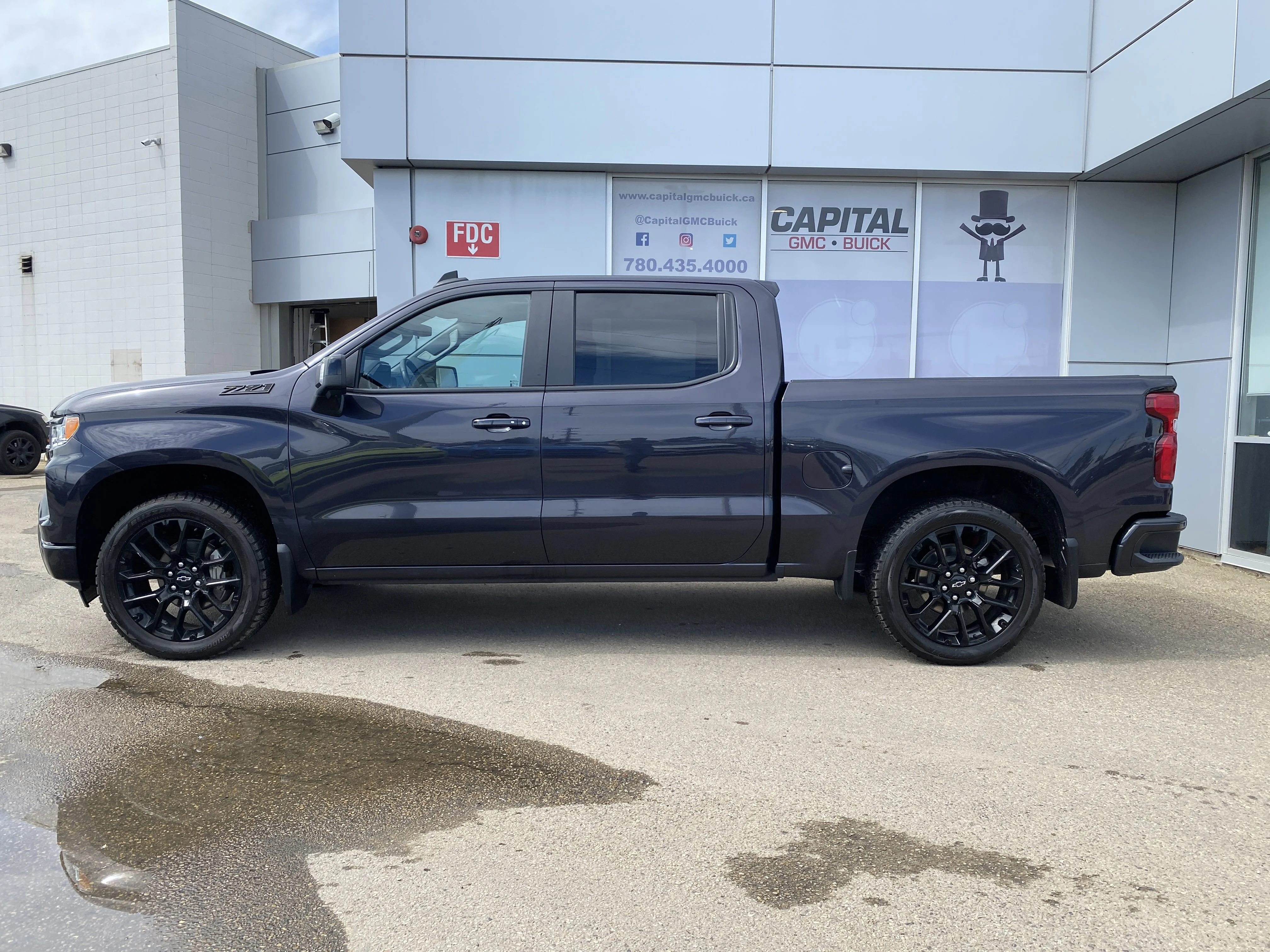 Certified Used 2023 Gray Chevrolet 4WD Crew Cab 147 RST * 6.2L* 22 INCH WHEELS* SUNROOF* image 2