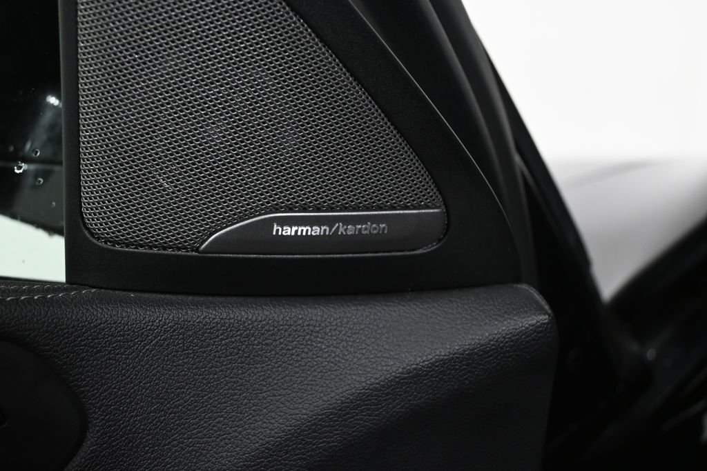 Used 2021 Black Sapphire Metallic BMW xDrive40i image 30