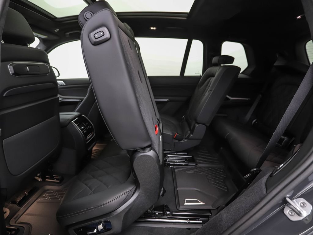 Used 2027 Gray Metallic BMW xDrive40i image 25