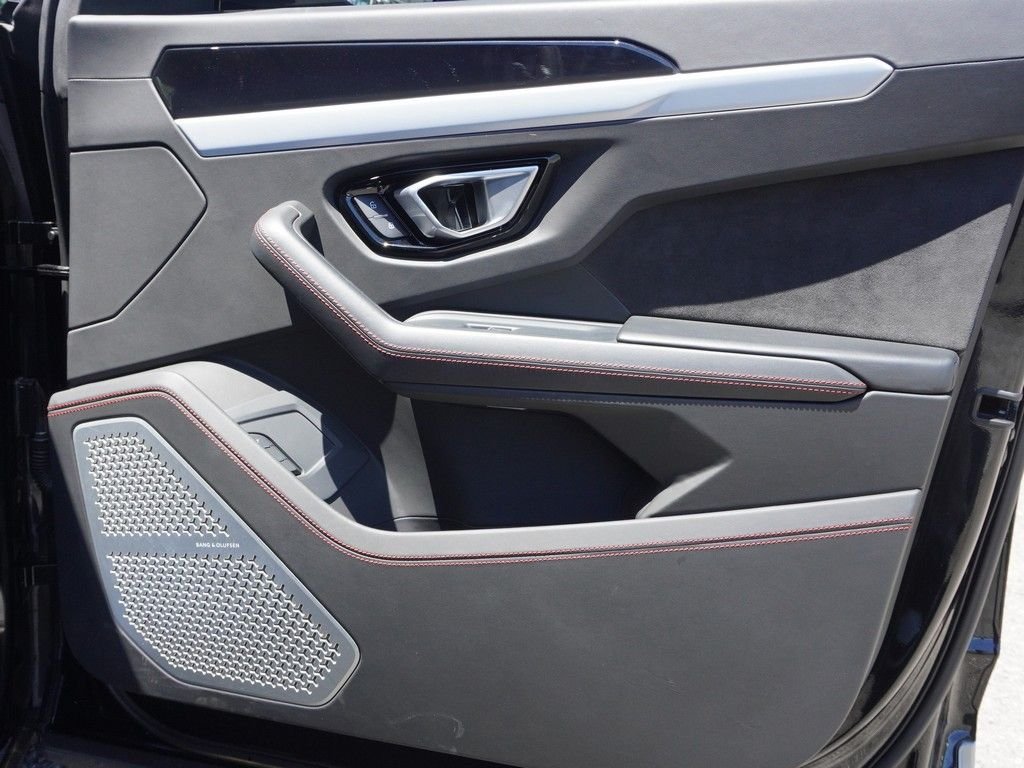 Used 2020 Black Lamborghini Base image 26
