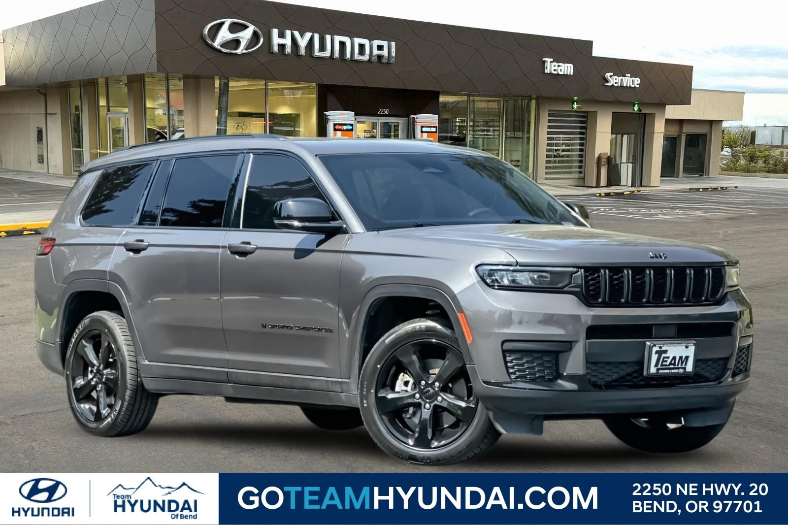 Used 2023 Gray Jeep Altitude image 1